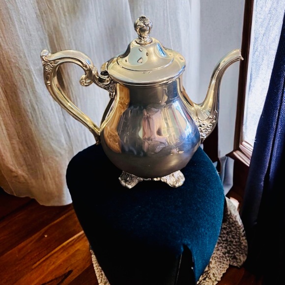 Vintage Wm. Rogers & Son Silverplate Teapot - Picture 10 of 12